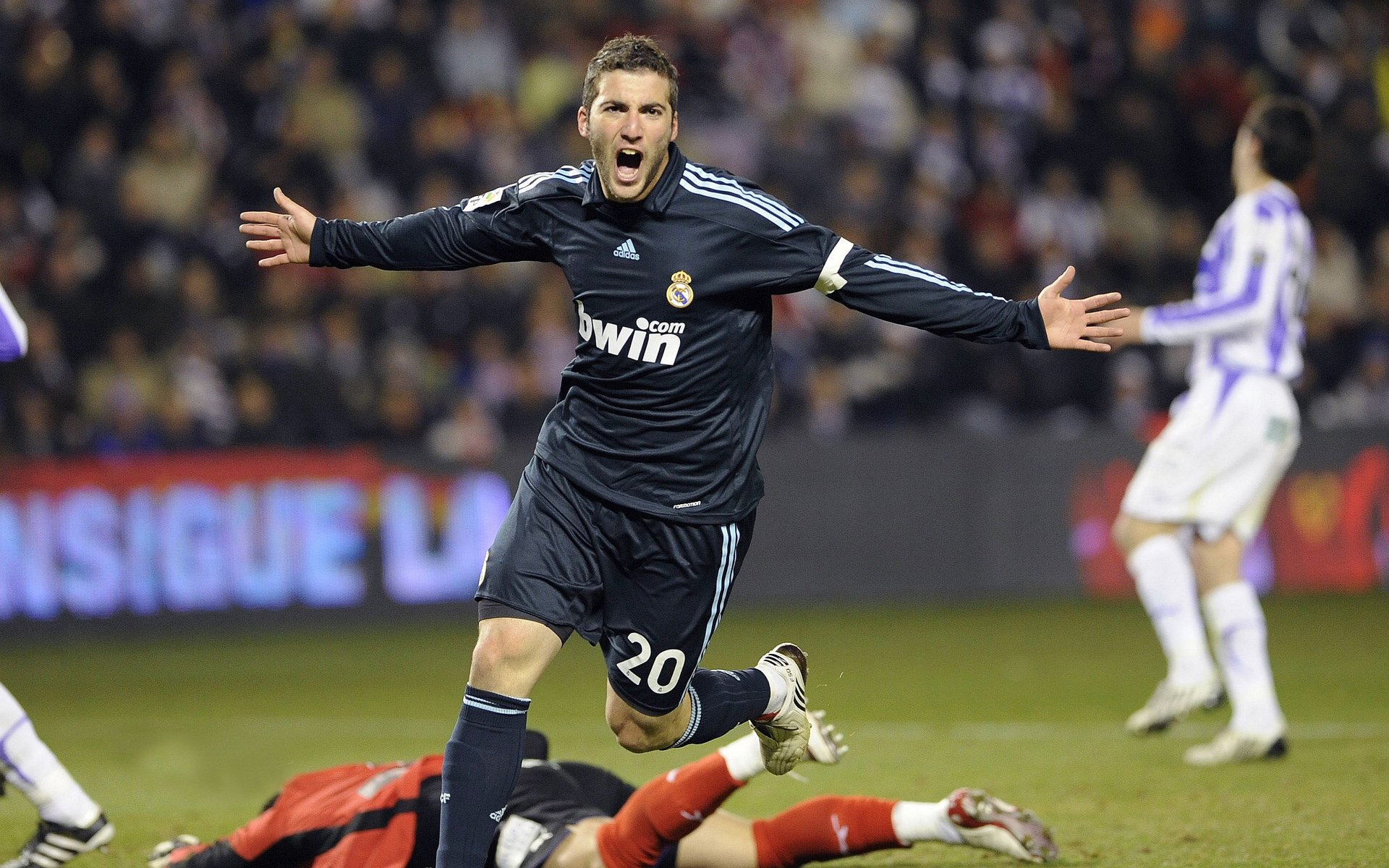 9游游戏官网-卡扎伊什维利在第25球中破门,领先射手榜3球,冲击金靴,卡扎伊尔